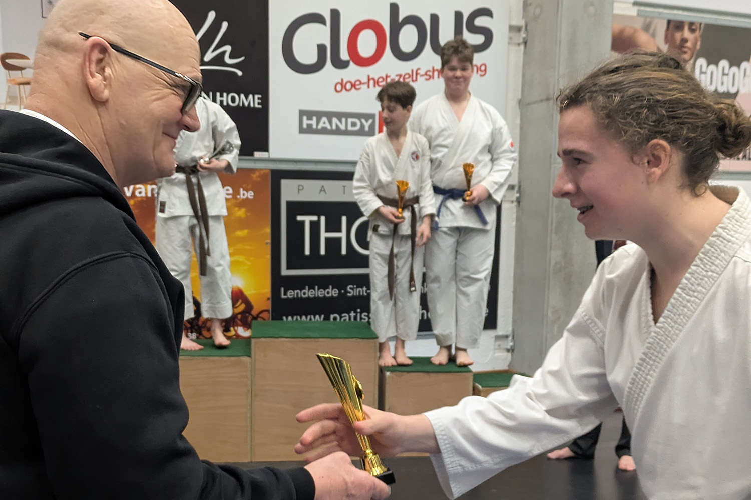 Emiel krijgt een gouden beker kumite van de wedstrijdleiding