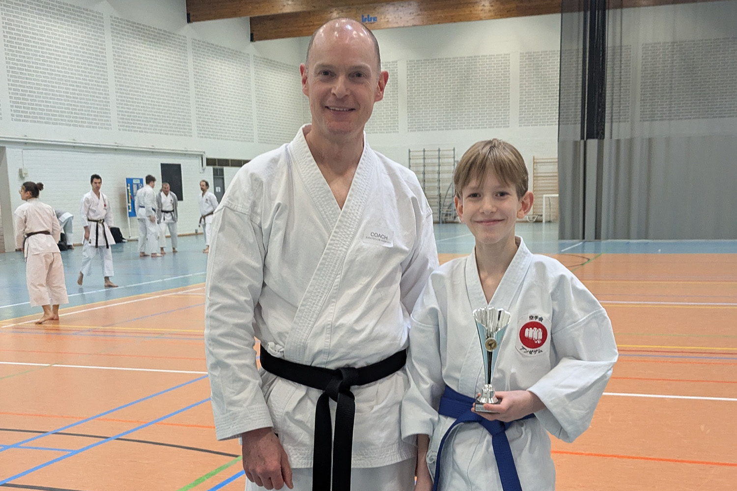 Kyan en coach Damien tonen hun trofee