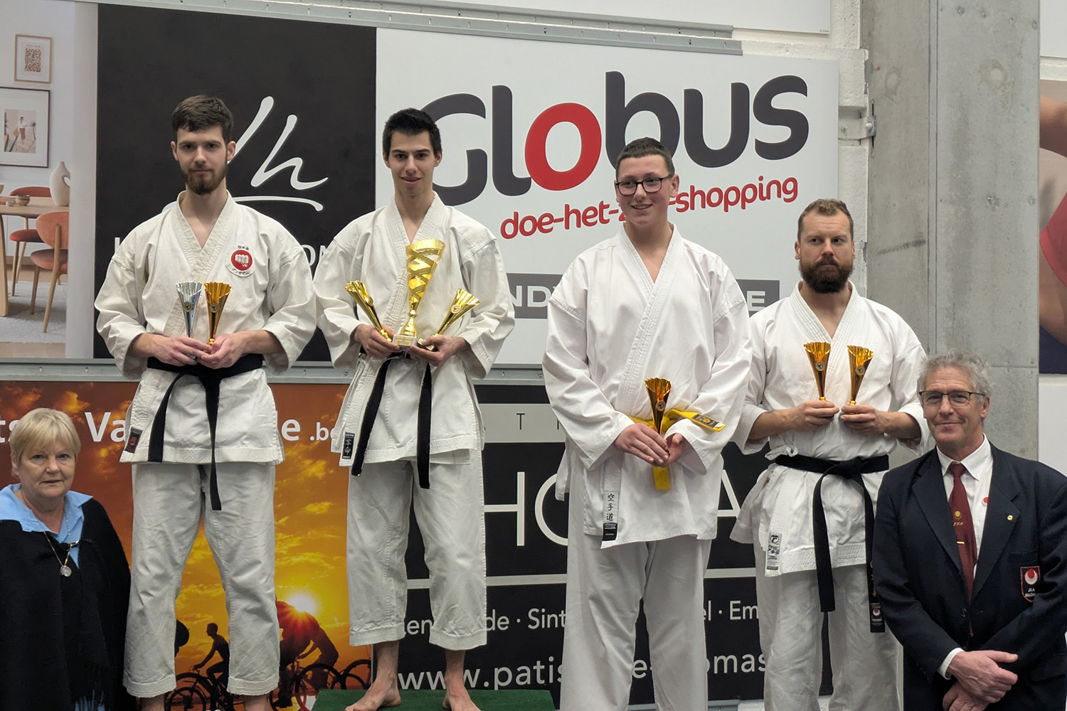 Op het podium thomas met een zilveren beker Kumite