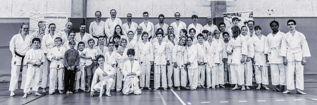 Moxo of meditatie tijdens begin karate training