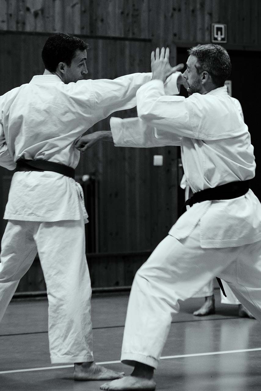 twee karateka's doen een kumite oefening