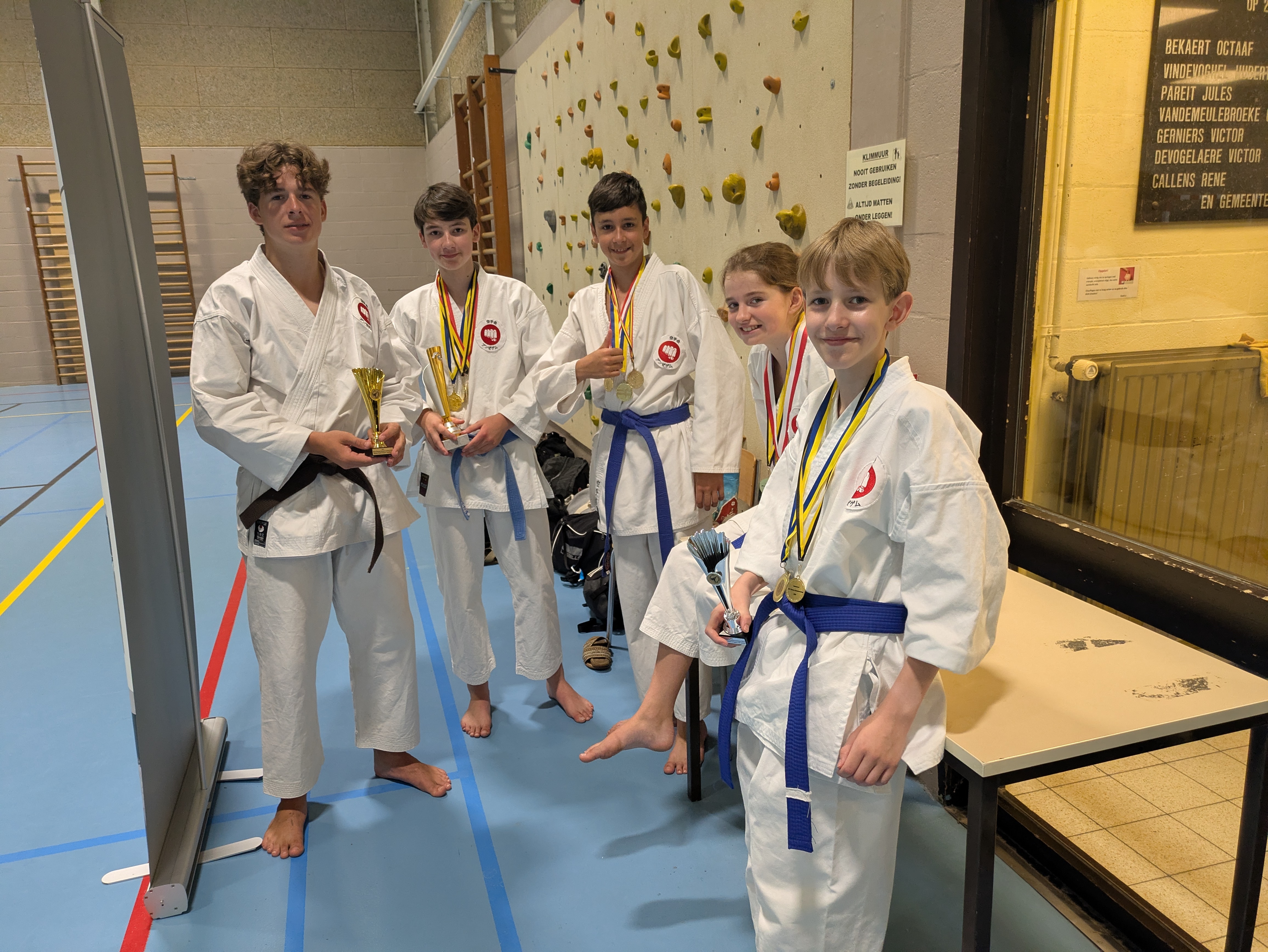 Onze jonge kampers tonen trots hun bekers en medailles