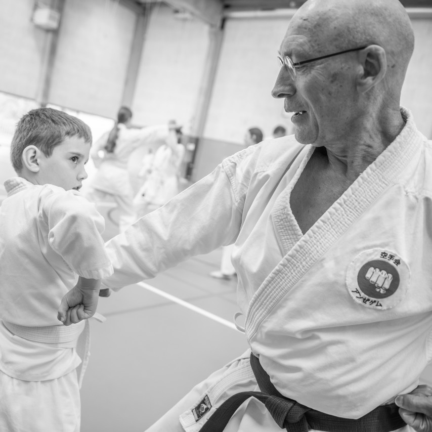 Georges, oprichter van karateclub Anzegem geeft nog altijd les aan de jongsten in de club