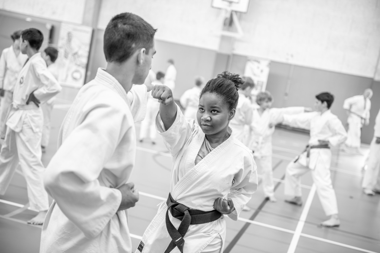 twee karateka's doen een traditionele kumite oefening
